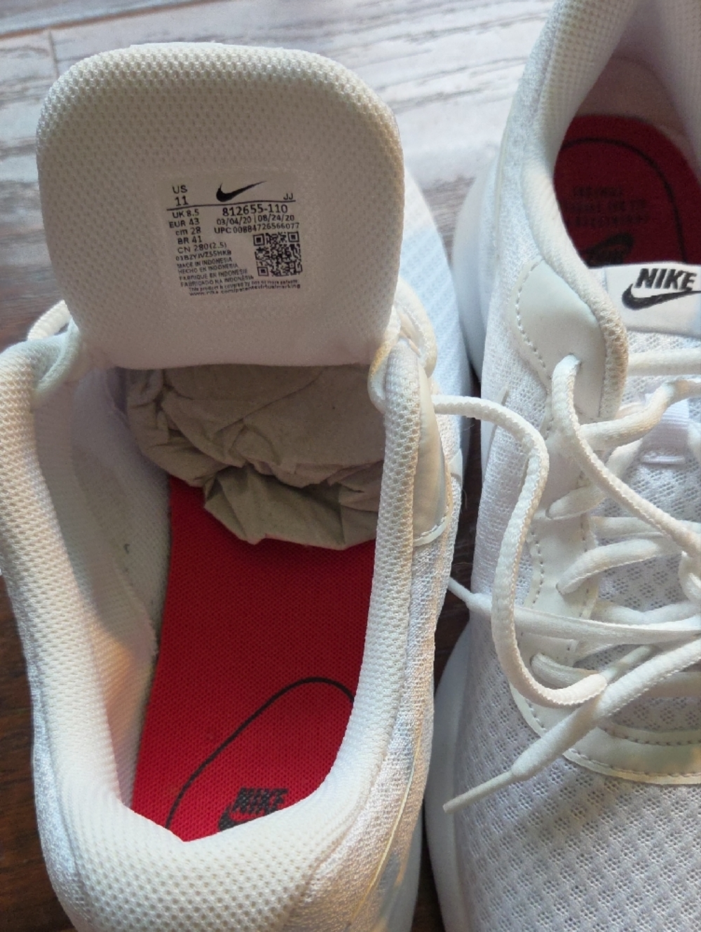 Nike Women’s White Tanjun Mesh, Low-Top, Running Shoes w/ Red Insoles. Size 11 - Picture 3 of 4